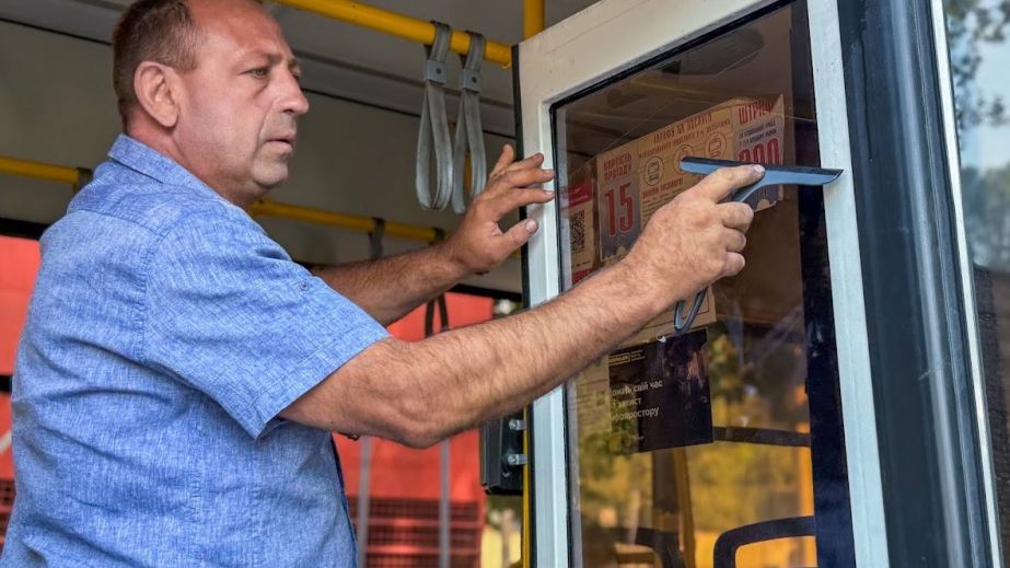 Защита от обломков: в Запорожье оклеивают бронепленкой 200 автобусов и трамваев