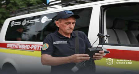 В Запорожье закрывают выбитые после российских ударов окна
