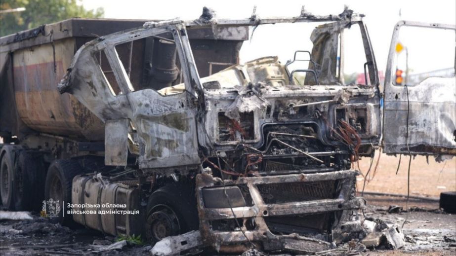 Ворожий безпілотник спалив автомобіль у Запоріжжі: є поранений