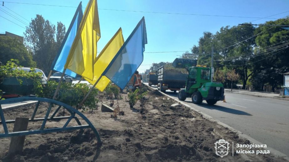 В Запорожье меняют зараженную почву на Соборном &ndash; кадры