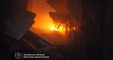 Ворог вгатив по ринку в Запоріжжі &ndash; спалахнула пожежа