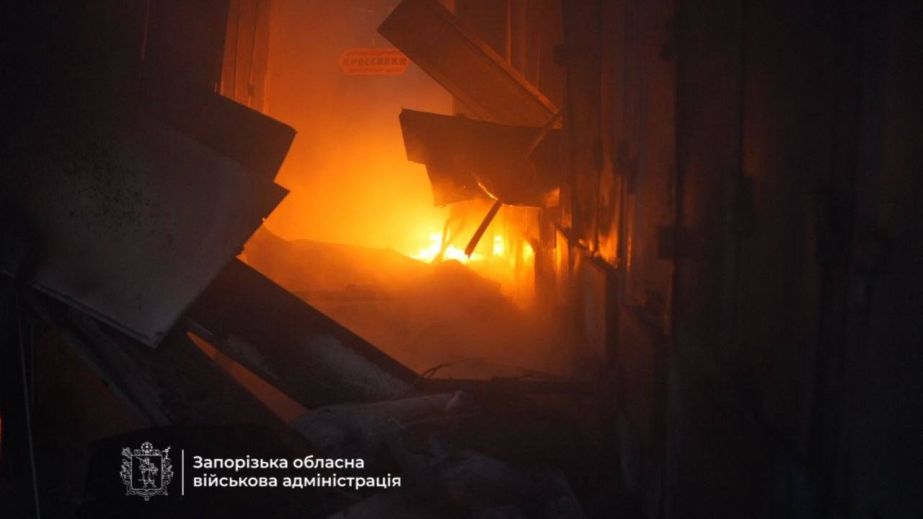 Враг атаковал рынок в Запорожье &ndash; вспыхнул пожар