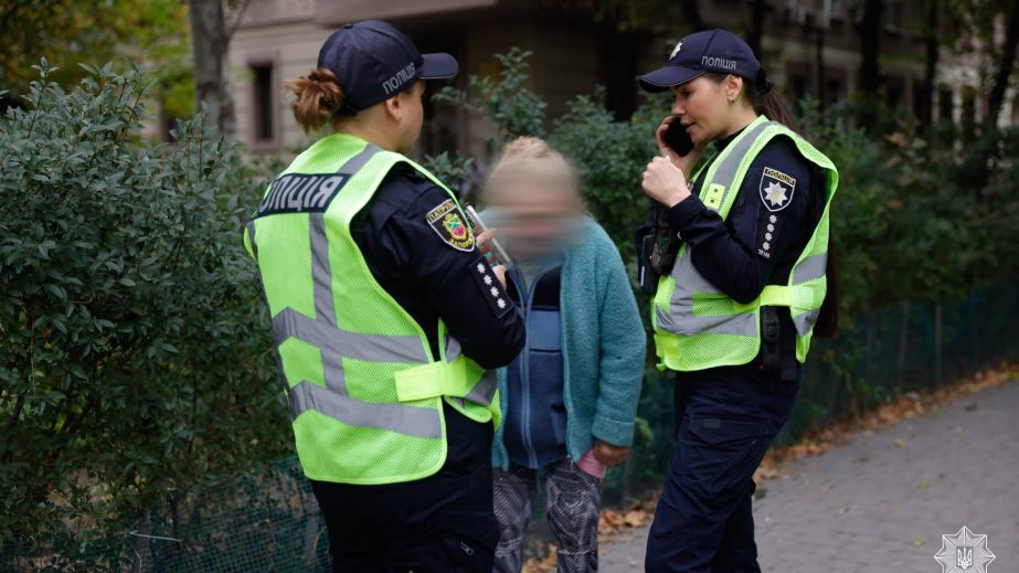 В Запорожье патрульные вернули домой пожилую женщину