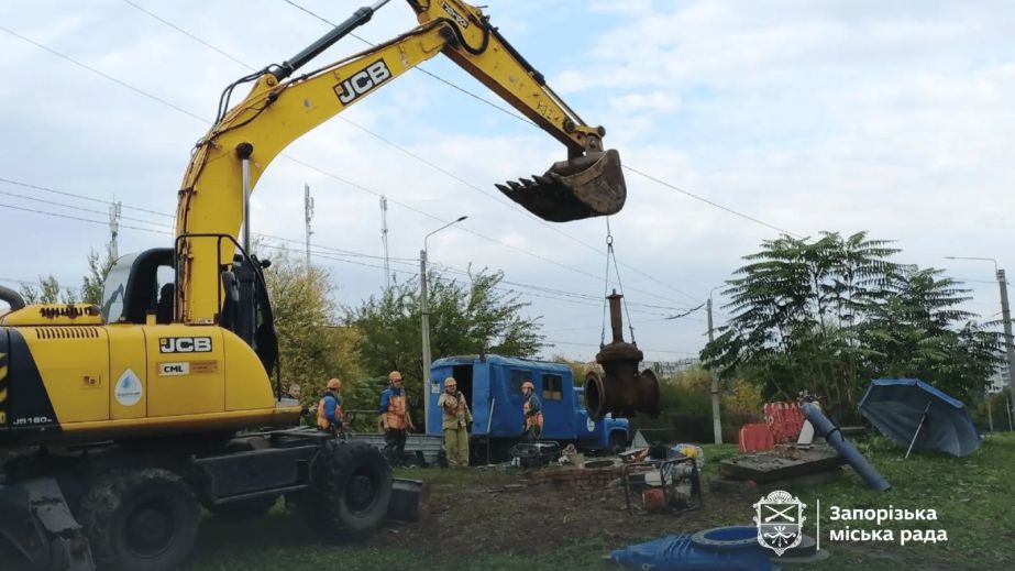 Аварійний водогін оновлюють в Осипенківському мікрорайоні Запоріжжя