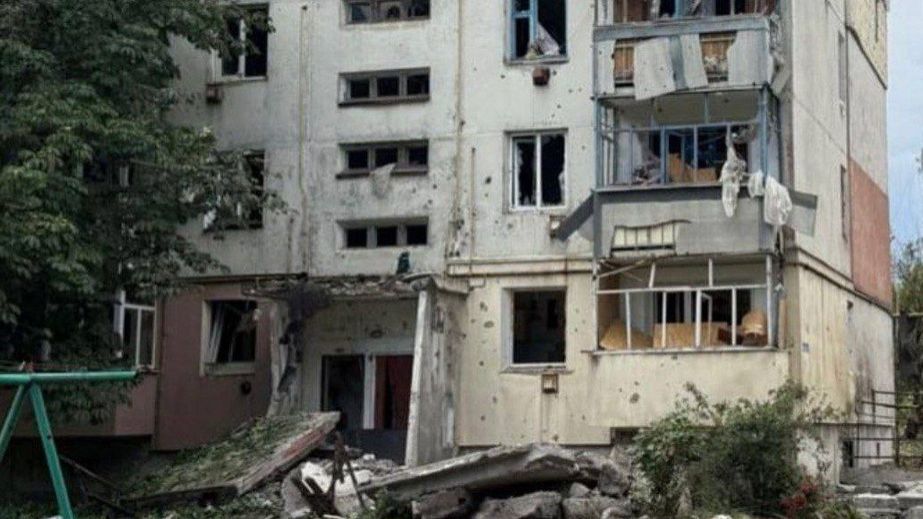 Россияне разрушили многоэтажку в прифронтовом городе на Запорожье