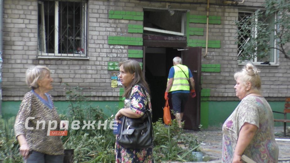 З першої години сиділи у під’їзді, – жителька пошкодженого будинку в Запоріжжі