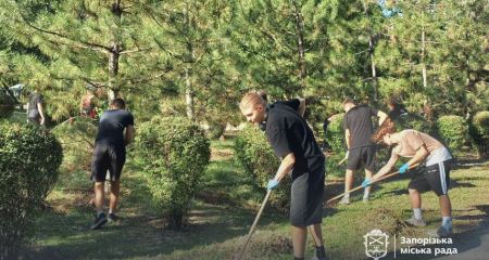 Юні запорізькі активісти навели лад у "Дубовому гаю" – що зробили