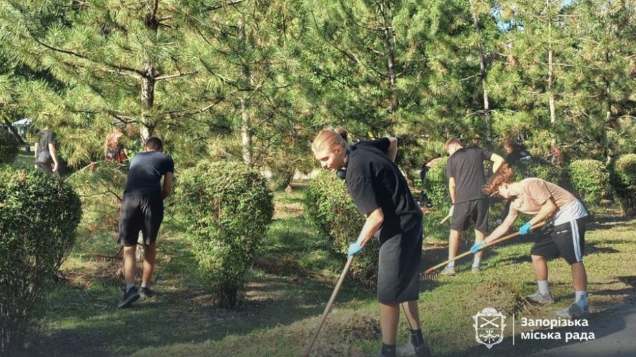 Юные запорожские активисты навели порядок в "Дубовой роще" – что сделали