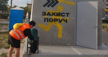 Запорожские коммунальщики навели порядок в укрытиях Коммунарского района