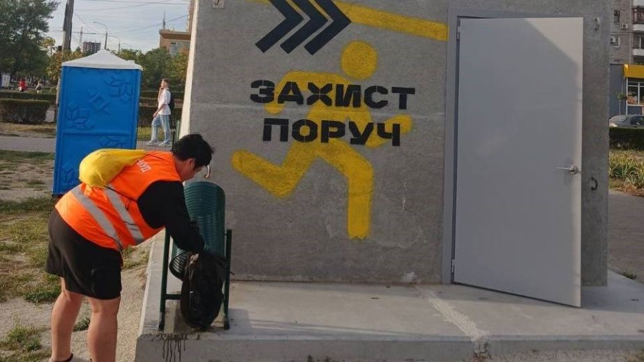 Запорожские коммунальщики навели порядок в укрытиях Коммунарского района