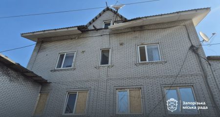 В Запорожье после ночного авиаудара восстанавливают дома