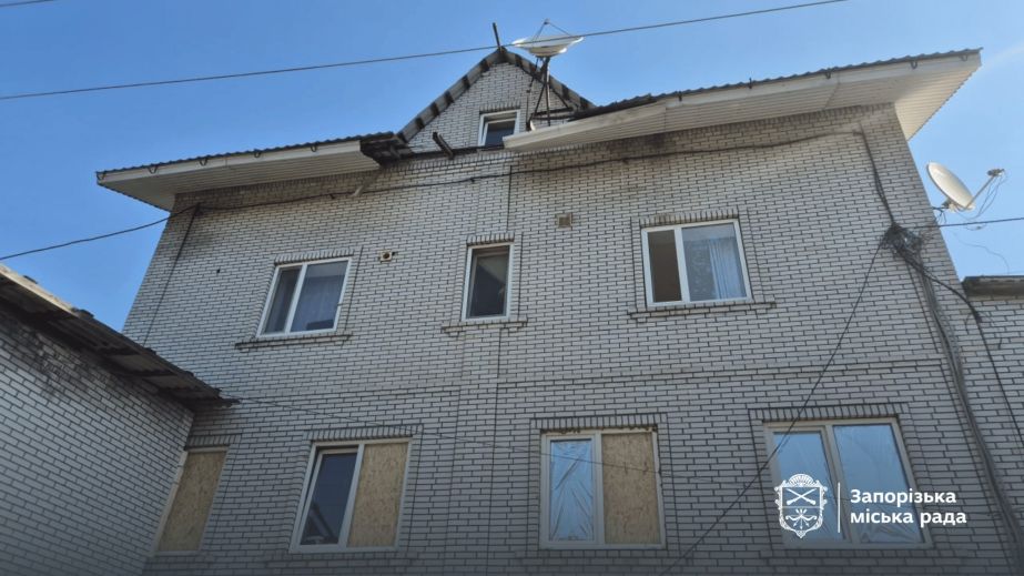 В Запорожье после ночного авиаудара восстанавливают дома