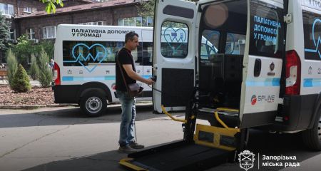 Две запорожские больницы получили автомобили для маломобильных пациентов