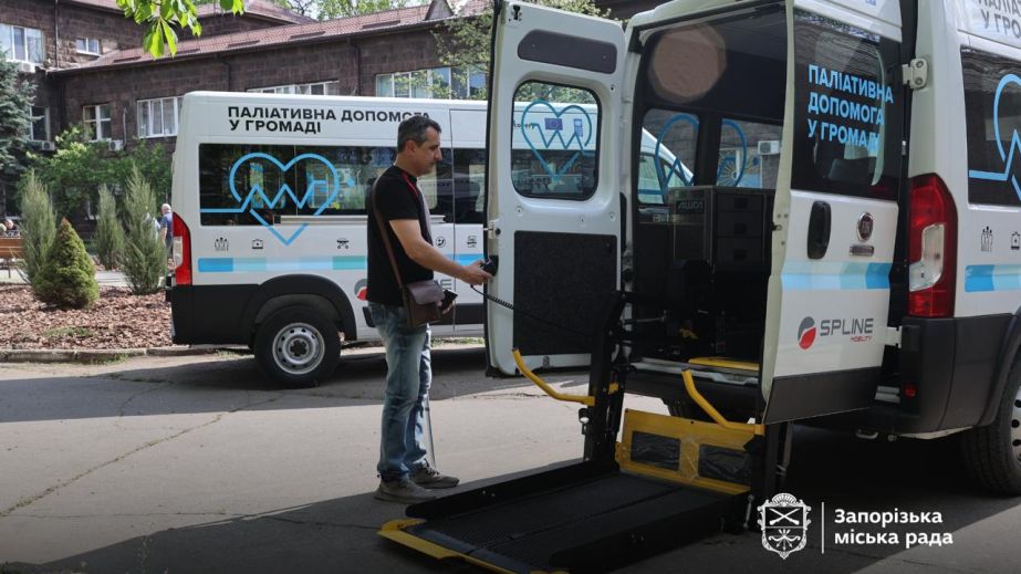 Две запорожские больницы получили автомобили для маломобильных пациентов