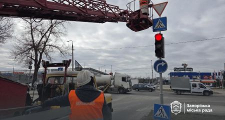 От набережной до Запорожской: в центре Запорожья массово заменяют дорожные знаки