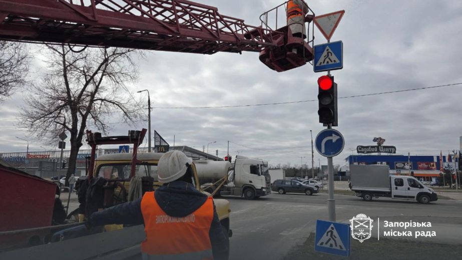 Від набережної до Запорізької: в центрі Запоріжжя масово замінюють дорожні знаки