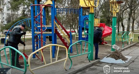 Тонну відходів та уламки снарядів прибрали з дитмайданчика в Запоріжжі &ndash; кадри