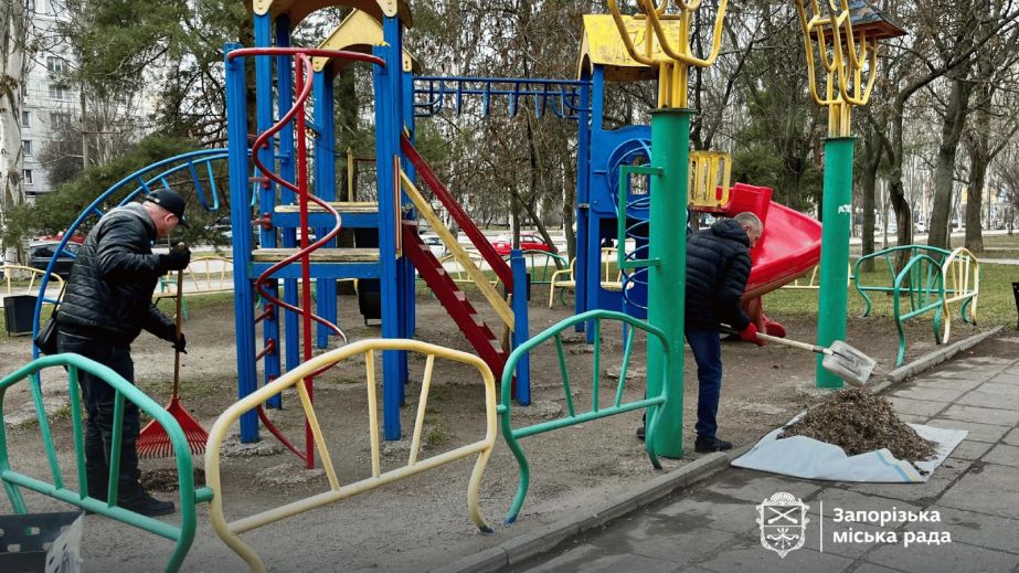 Тонну відходів та уламки снарядів прибрали з дитмайданчика в Запоріжжі &ndash; кадри