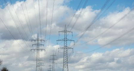 После вражеских обстрелов энергетики вернули свет почти сотне семей в Запорожской области