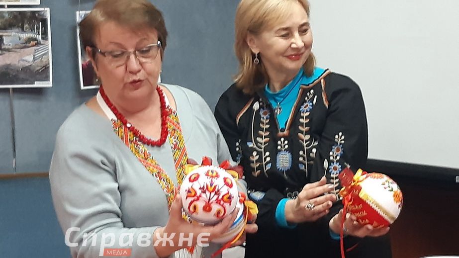 Вышитые шарики украсят елки в Запорожье – детали от мастериц