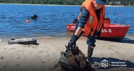 Понад 500 кг сміття дістали з дна Дніпра у Запоріжжі
