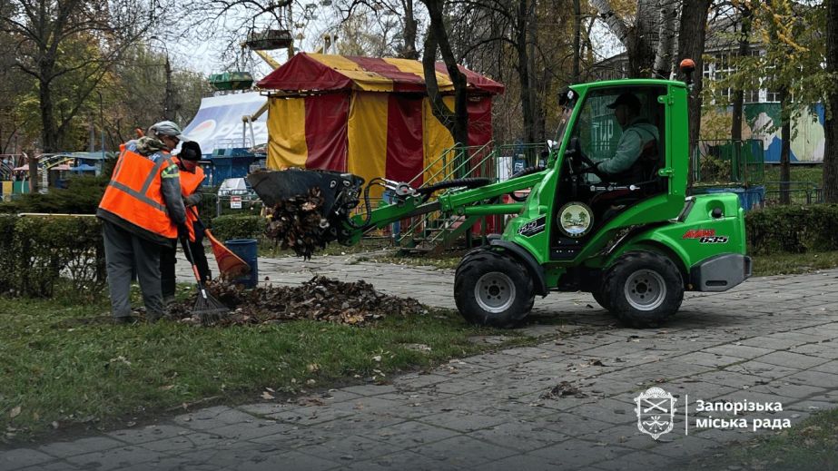 На территории "Дубовой рощи" в Запорожье наводят порядок – кадры