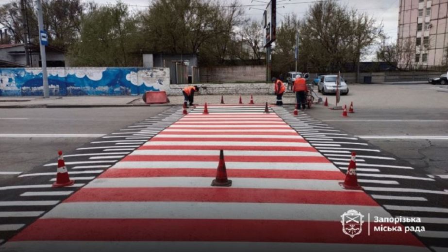 На вулиці поблизу ДніпроГЕС запорізькі комунальники нанесли дорожню розмітку