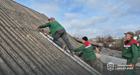 Відновлення після атак: понад 600 кв.м. дахів полагодили у запорізьких будинках