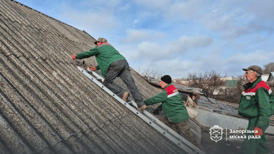 Восстановление после атак: более 600 кв.м. крыш починили в запорожских домах