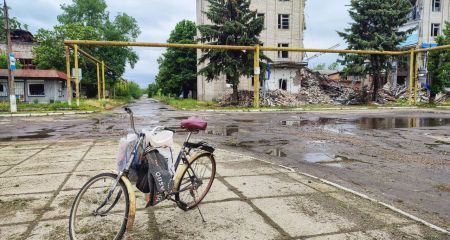 Женщина оказалась под завалами после бомбардировки города в Запорожье