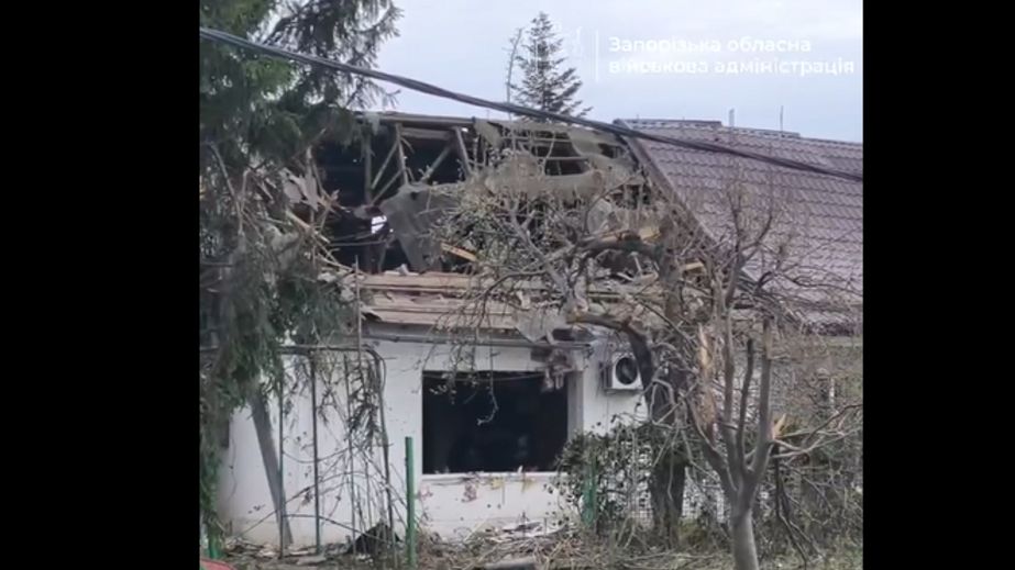 В Запорожье повреждены частные дома и многоэтажка после ночной атаки