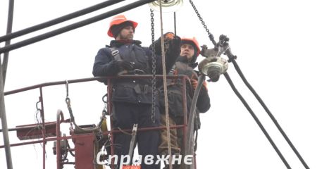 Запорожские энергетики работают в прифронтовых поселках в сопровождении военных
