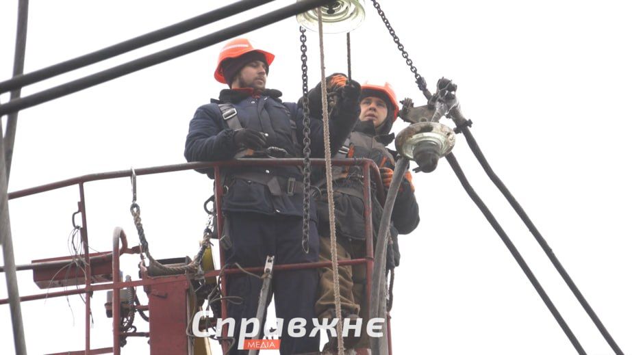 Запорізькі енергетики працюють у прифронтових селищах в супроводі військових