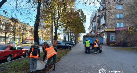 Коммунальщики приводят в порядок центральный проспект Запорожья – кадры