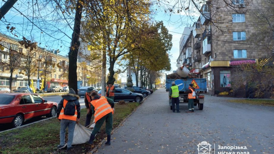 Коммунальщики приводят в порядок центральный проспект Запорожья – кадры