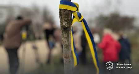 Десятки нових дерев поповнили Алею Гідності у запорізькому парку – кадри