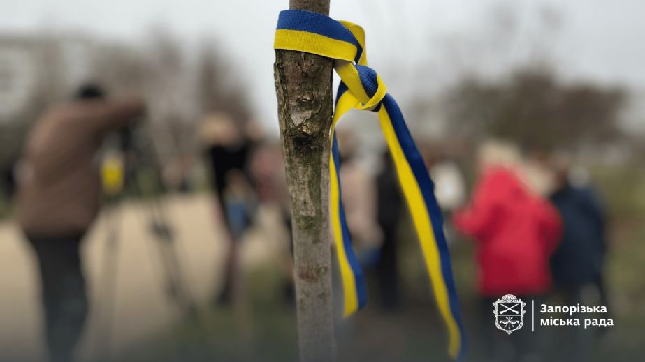 Десятки нових дерев поповнили Алею Гідності у запорізькому парку – кадри