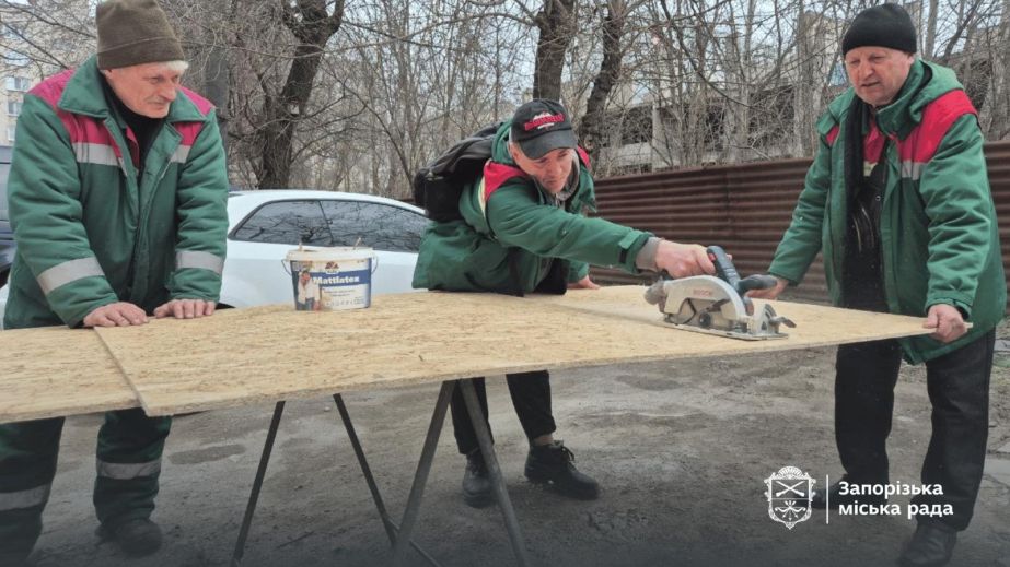 Первоочередное восстановление: как коммунальщики чинят побитые запорожские дома