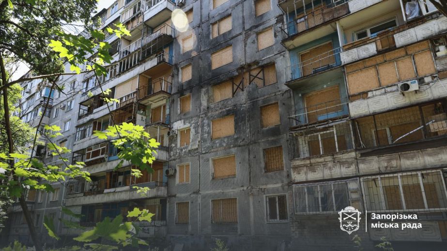 Замість OSB: м&rsquo;які вікна ставитимуть у пошкоджених запорізьких квартирах
