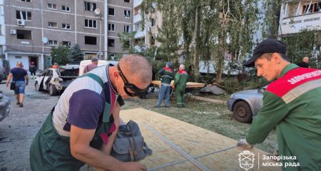 Около 60 "закрытых" домов: в Запорожье ликвидируют последствия авиаудара РФ