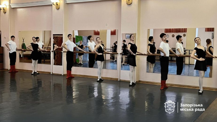 В Запорожье провели открытый показ украинского народного танца