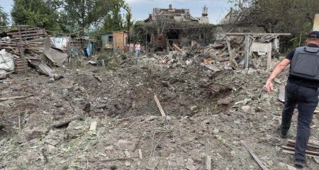 У Запоріжжі комунальники закривають вибиті вікна після атаки РФ