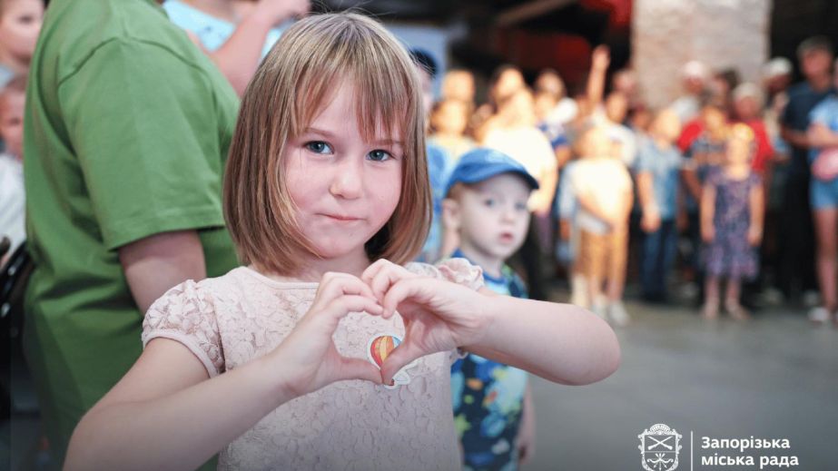 Для школярів Запоріжжя підготували 300 рюкзаків: хто отримав
