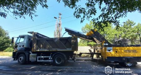Нова спецтехніка почала прибирати вулиці Запоріжжя