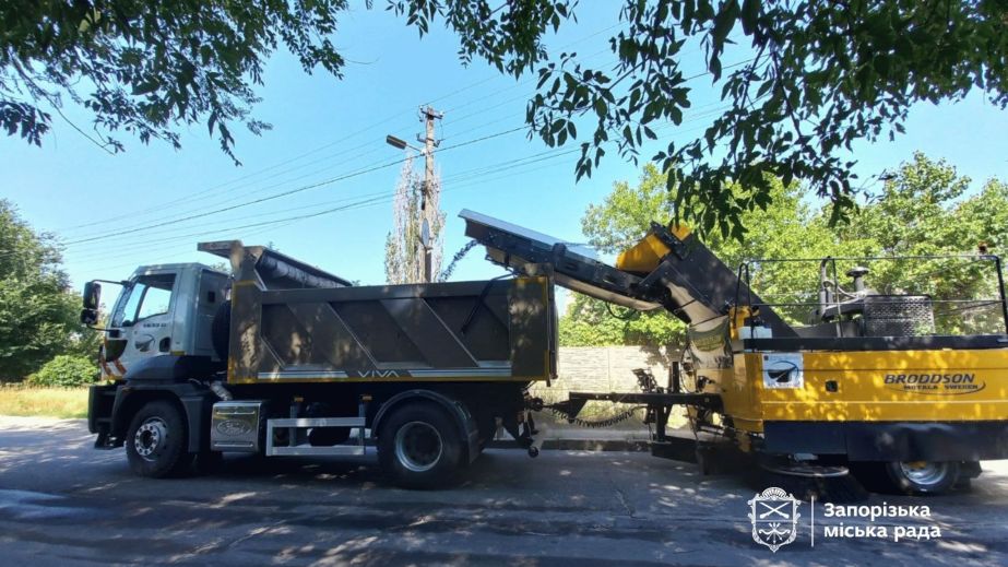 Нова спецтехніка почала прибирати вулиці Запоріжжя