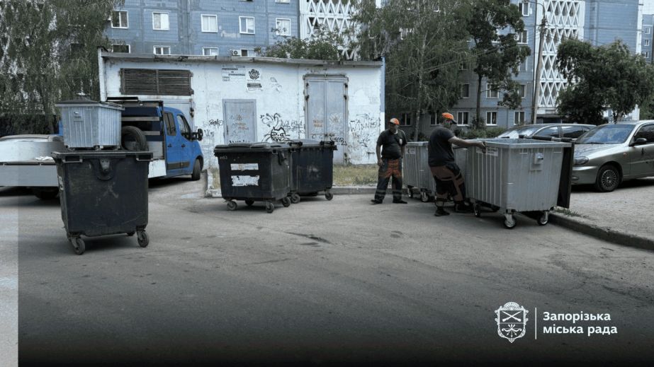 Вандалы уничтожили более 50 мусорных баков в Запорожье с начала года