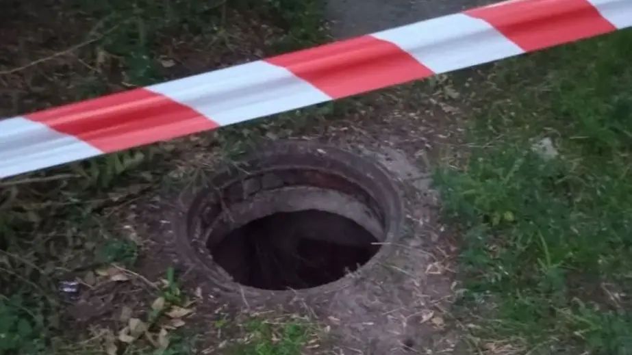 Открытый люк и темные улицы: на ВОТ Запорожья коммунальная небрежность угрожает безопасности