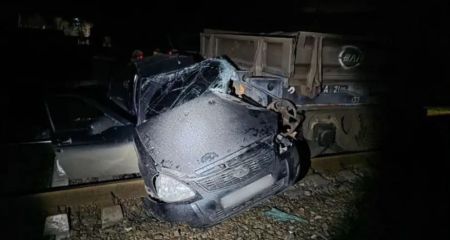 На окупованому Запоріжжі авто влетіло під вантажний поїзд &ndash; деталі