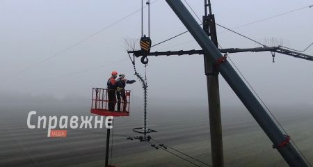 Обстріли й аварії: енергетики повернули світло 19 тис. запоріжців