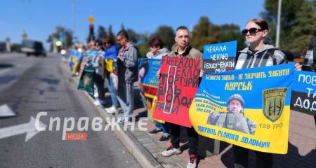 "Чекаю сина з 2022-го": близько 60 людей вийшли нагадати про бранців у Запоріжжі
